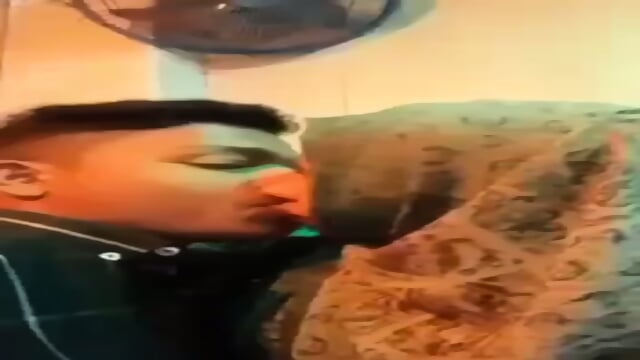 Bangladeshi teen couple kissing in restaurant, Boyfriend sucking boobs and biting niopples - Video Porno Gratuite HD | Jeux de Rue